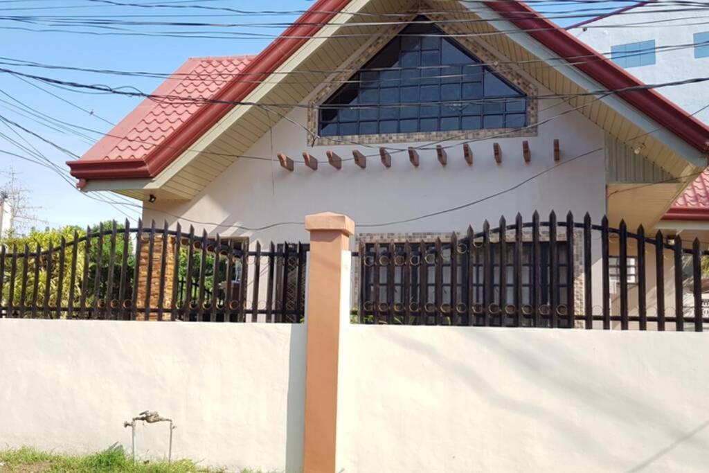 Vila Resthouse Fully Airconditioned W/ Private Parking Tuguegarao City Exteriér fotografie